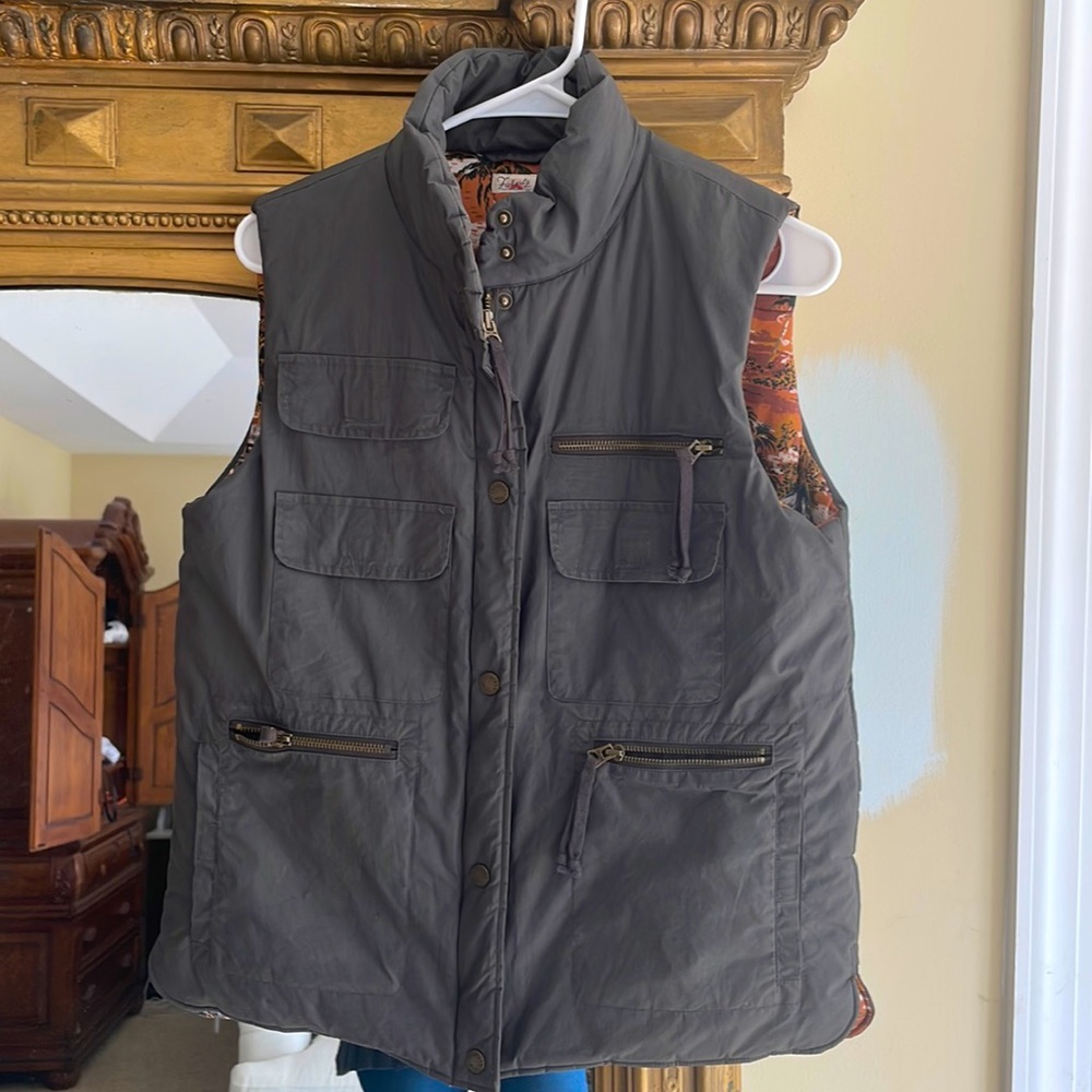 Cute Faherty Vest — barely worn! TTS. EUC